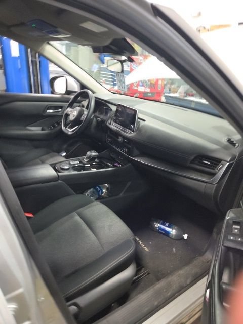 Used 2024 Nissan Rogue SV AWD/4WD image 17