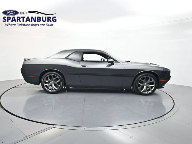 Used 2016 Dodge Challenger SXT w/ Driver Convenience Group RWD image 8