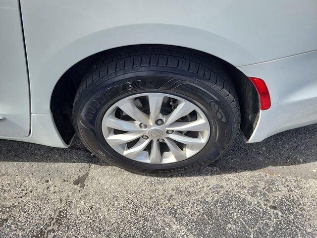 Used 2018 Chrysler Pacifica Touring-L image 6