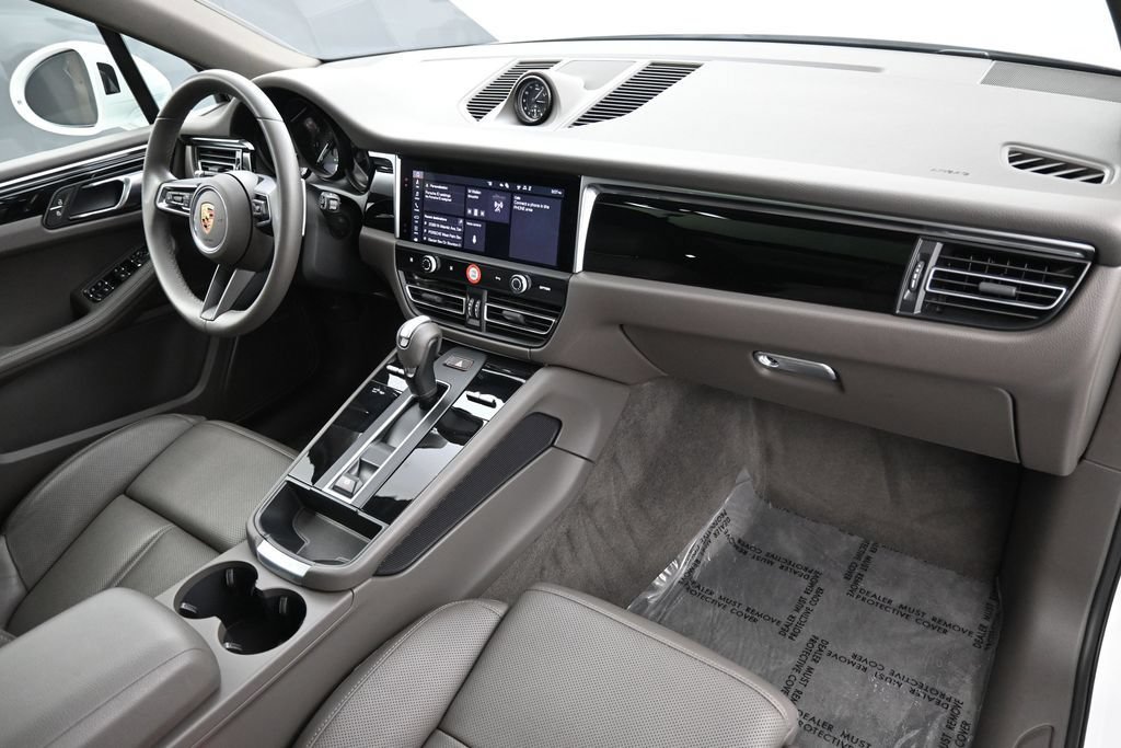 Certified 2025 Porsche Macan AWD/4WD image 32