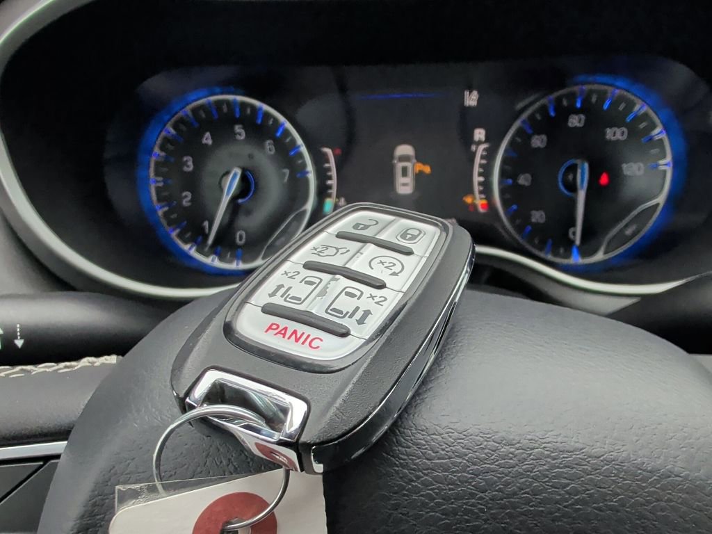 Used 2025 Chrysler Pacifica Select image 26