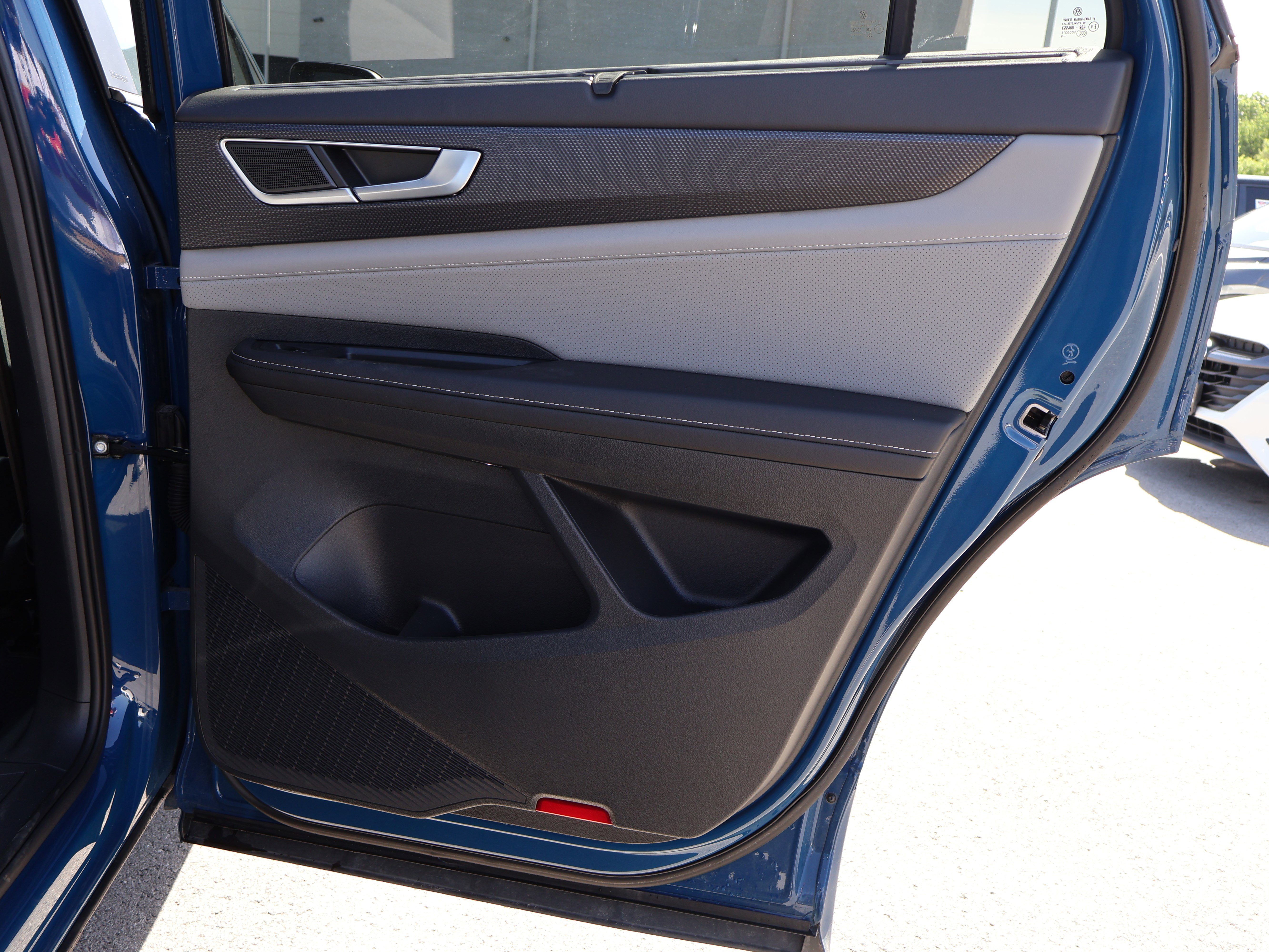 Used 2025 Volkswagen Atlas Cross Sport SEL R-Line AWD/4WD image 23