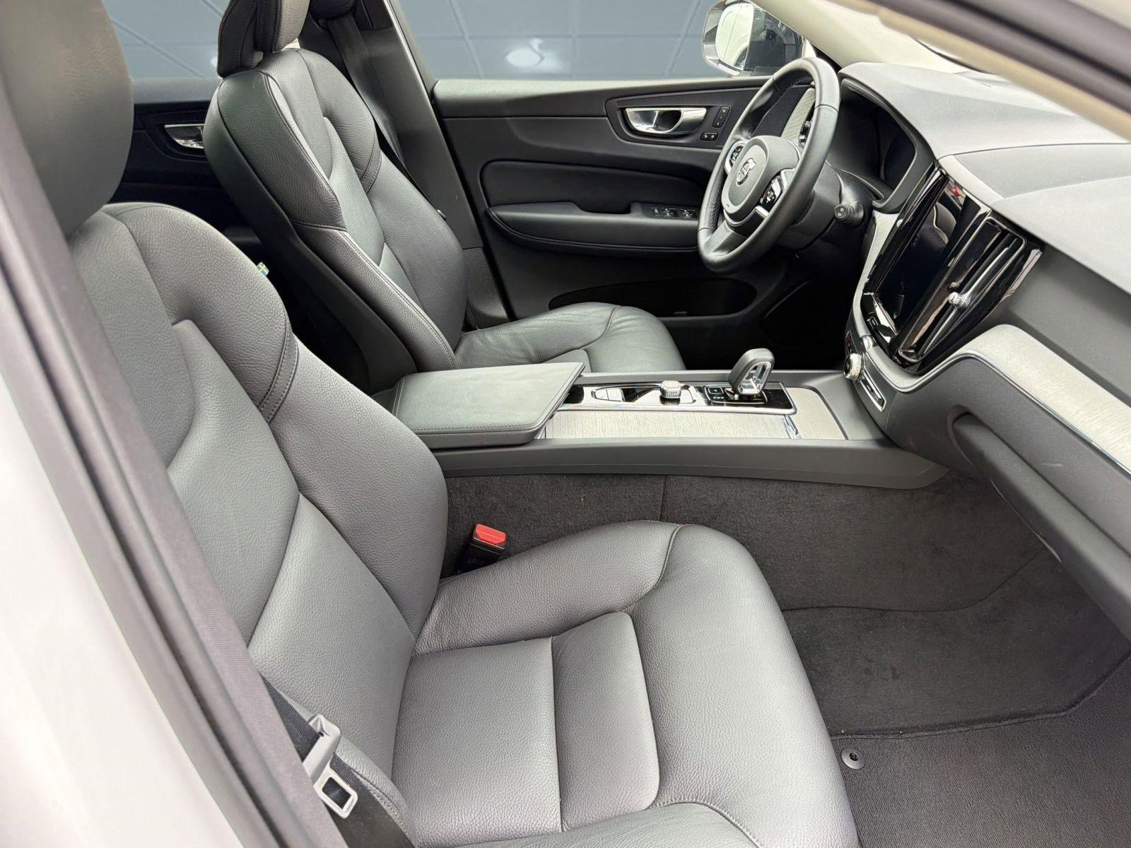 Certified 2025 Volvo XC60 B5 Plus image 30