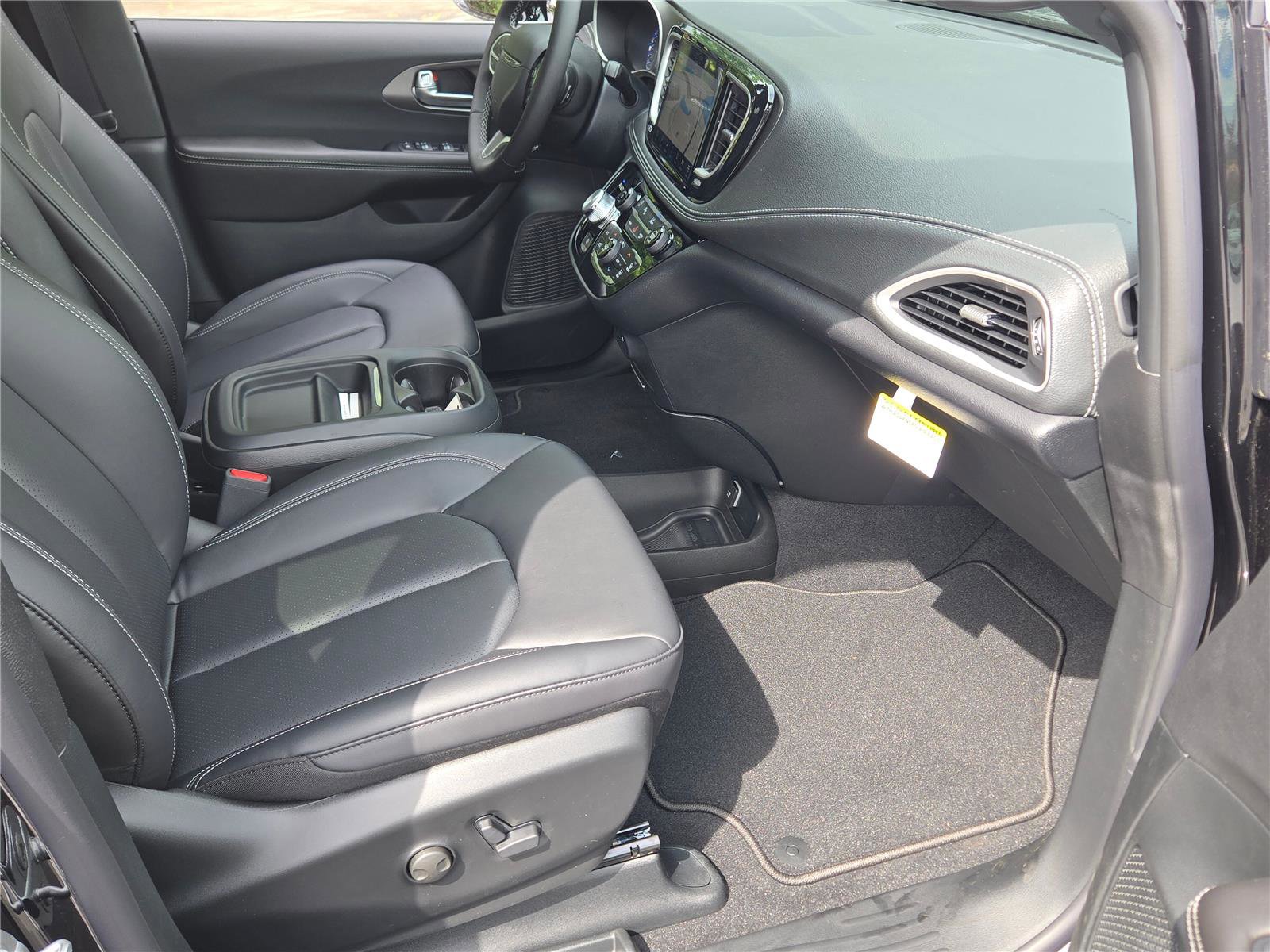 New 2027 Chrysler Pacifica Select FWD image 4