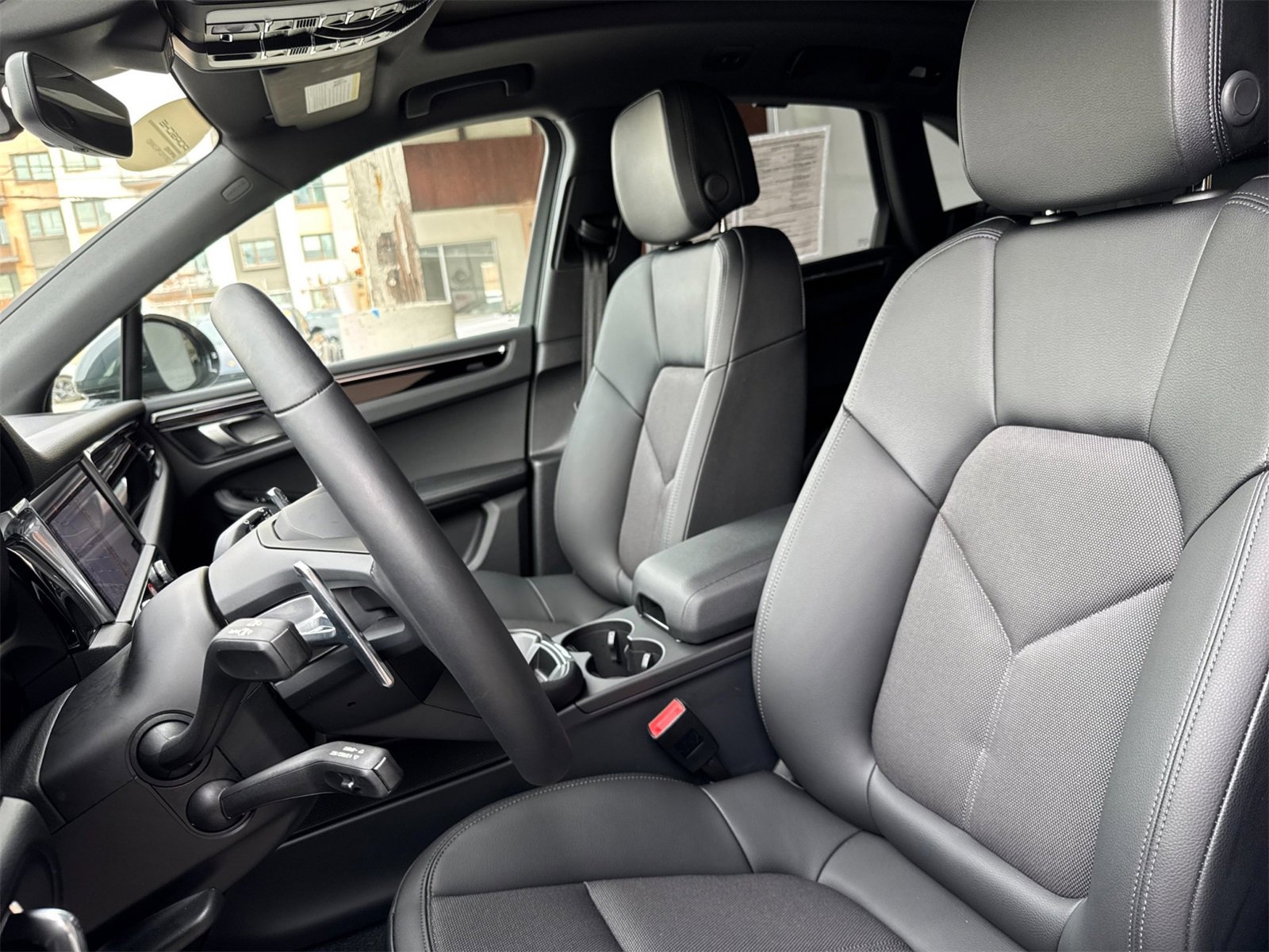 Used 2025 Porsche Macan image 5