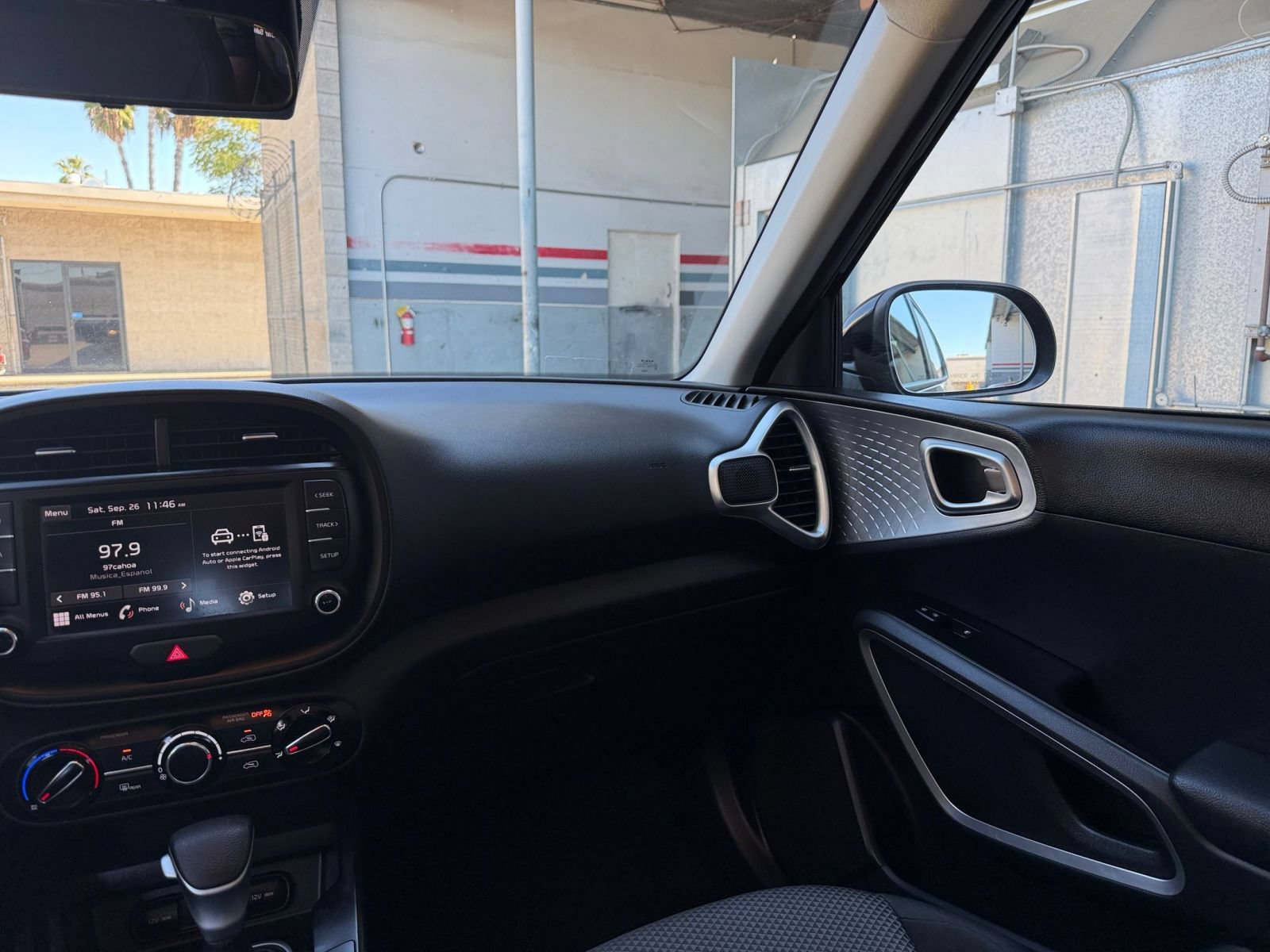 Used 2025 Kia Soul LX w/ LX Technology Package FWD image 32