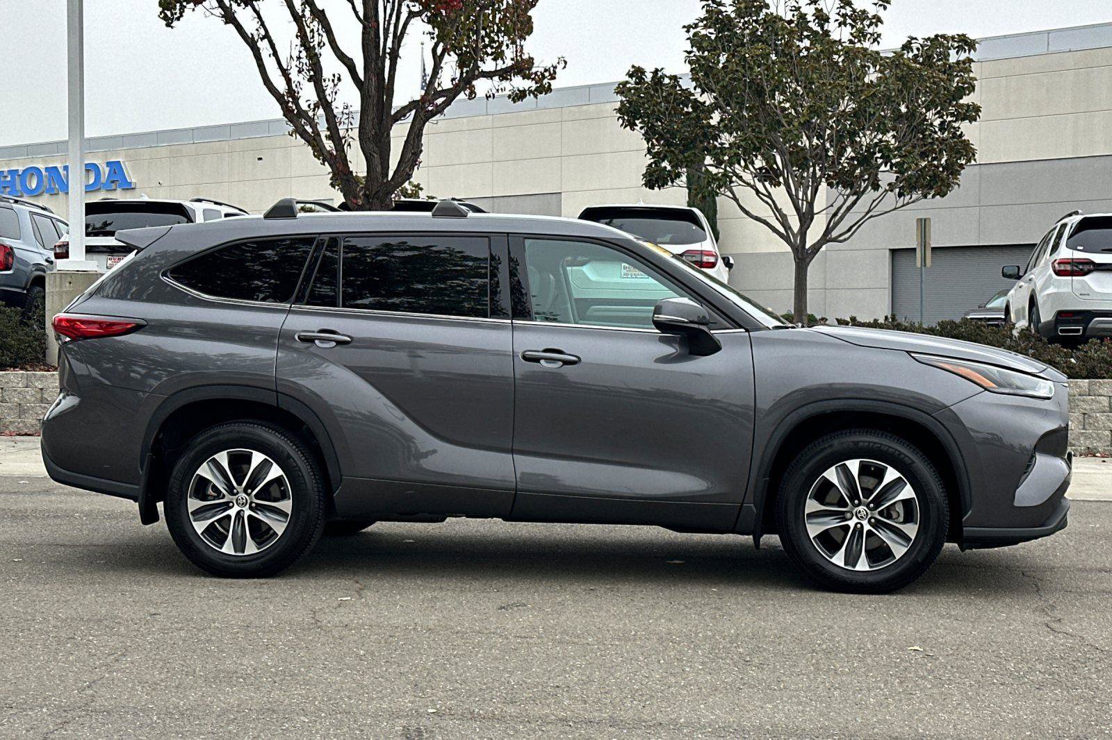 Used 2022 Toyota Highlander XLE image 3