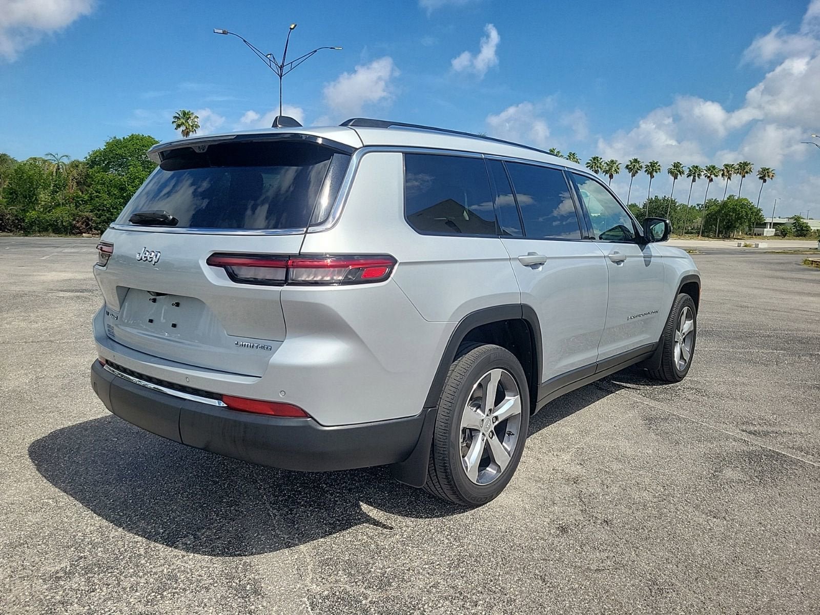 Used 2021 Jeep Grand Cherokee L Limited w/ Luxury Tech Group II AWD/4WD image 6