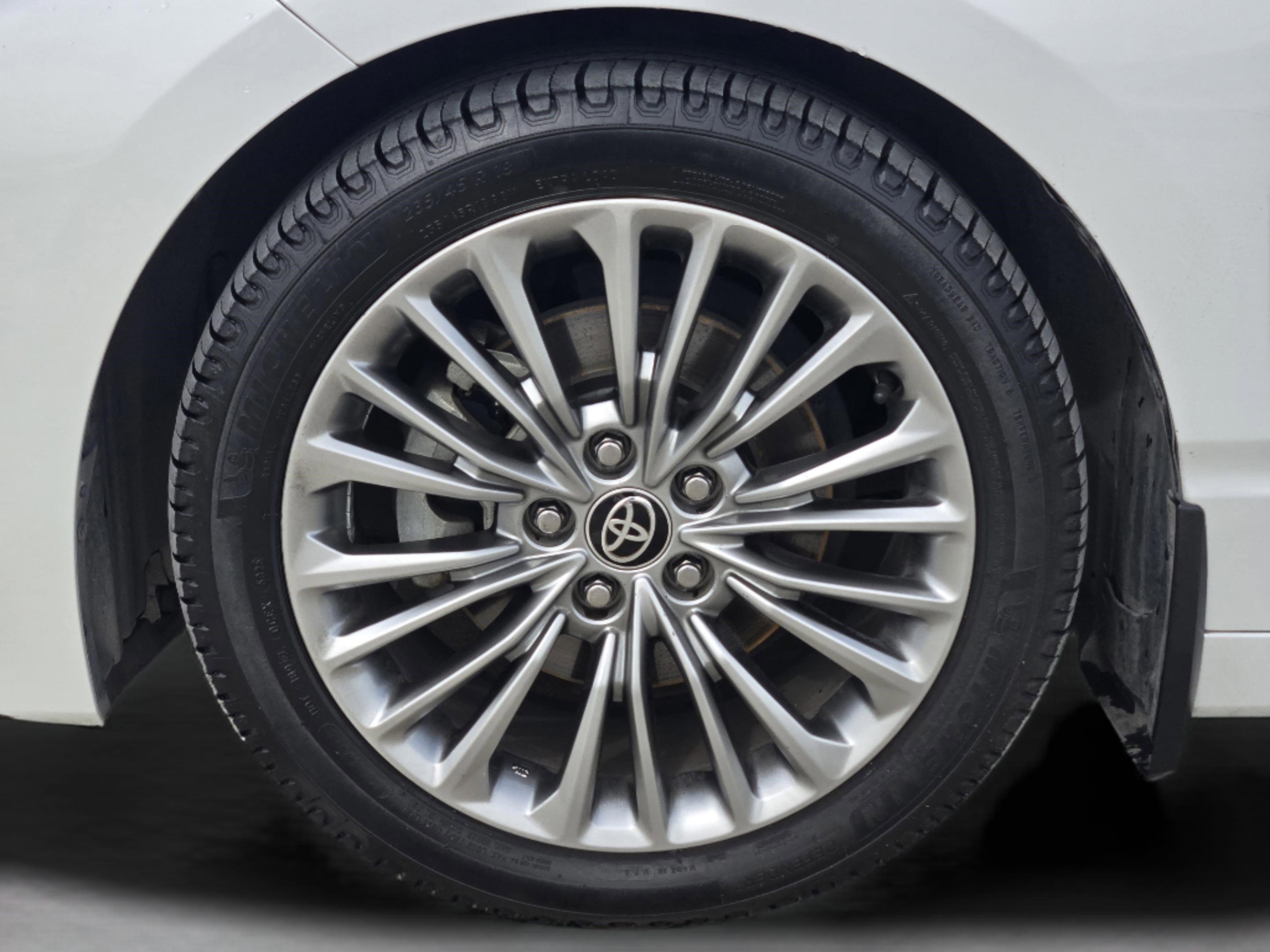 Used 2022 Toyota Avalon Limited image 30