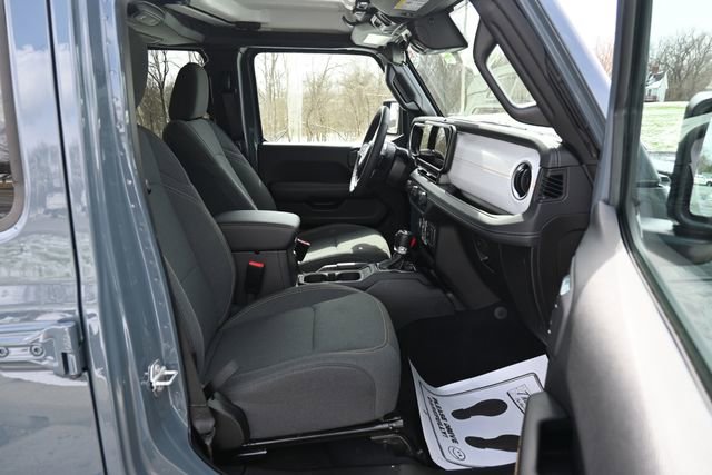 Used 2025 Jeep Wrangler Sahara image 19
