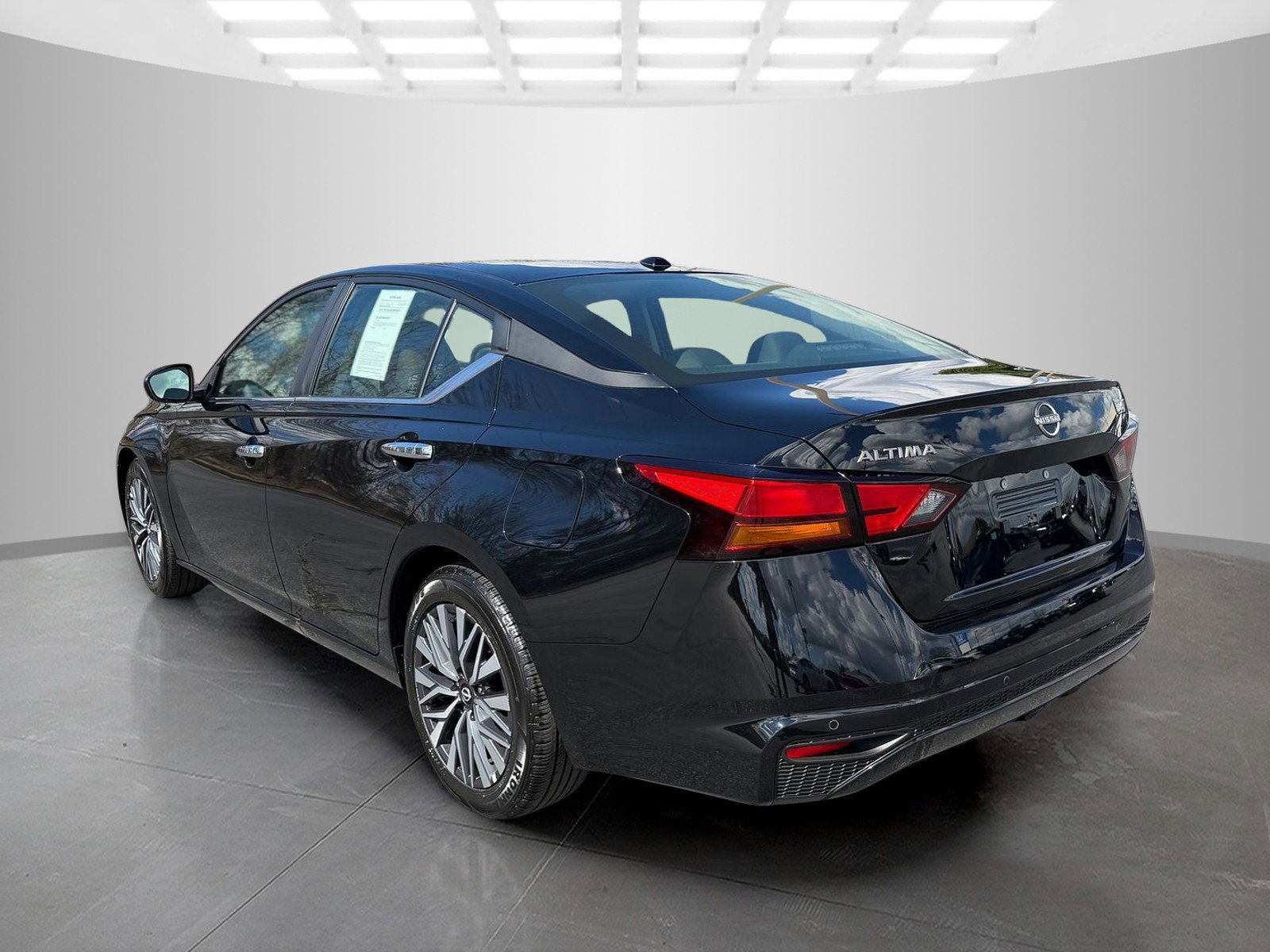 Used 2025 Nissan Altima 2.5 SV image 4