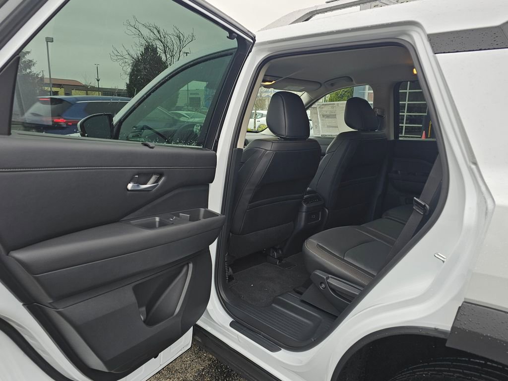 New 2025 Nissan Pathfinder SL image 12