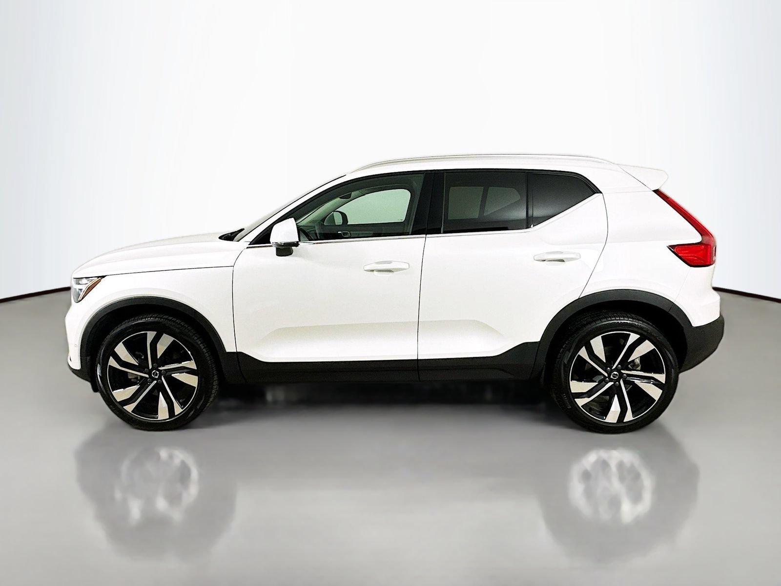 Used 2024 Volvo XC40 B5 Plus w/ Climate Package AWD/4WD image 8