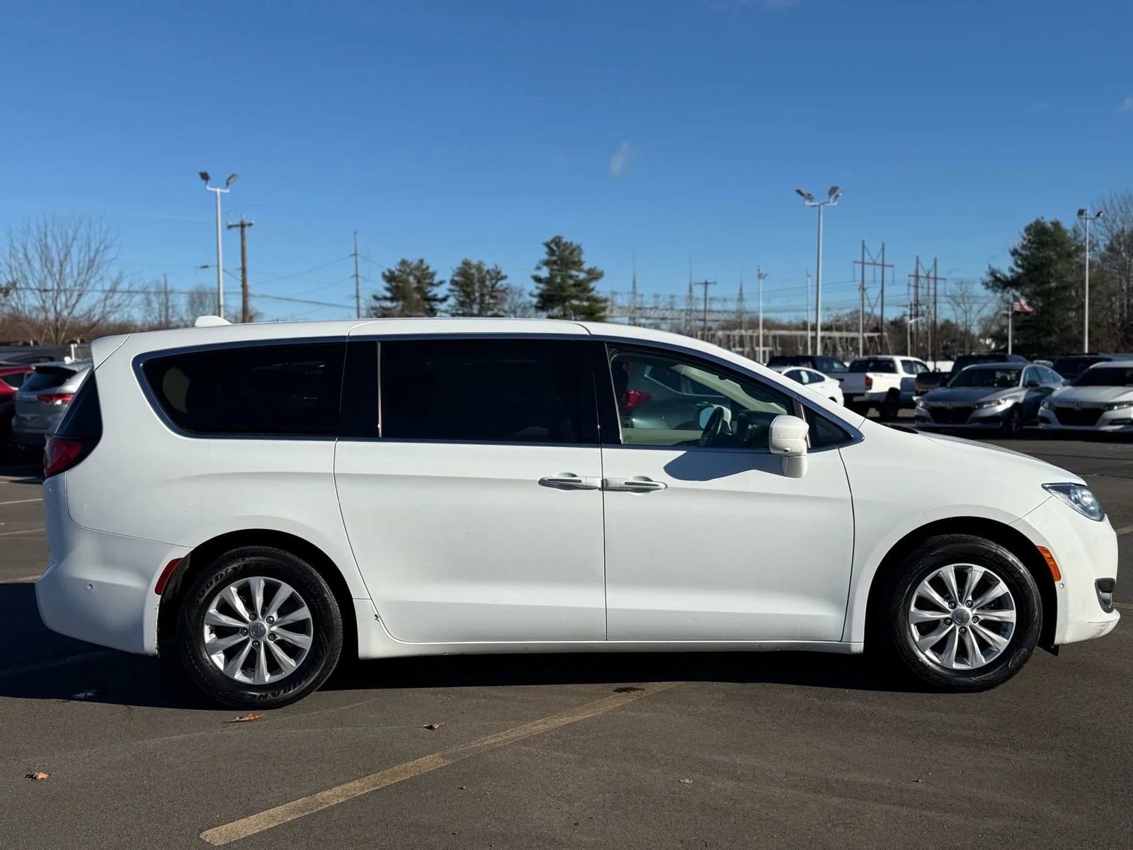 Used 2019 Chrysler Pacifica Touring Plus w/ Advanced Safetytec Group image 2