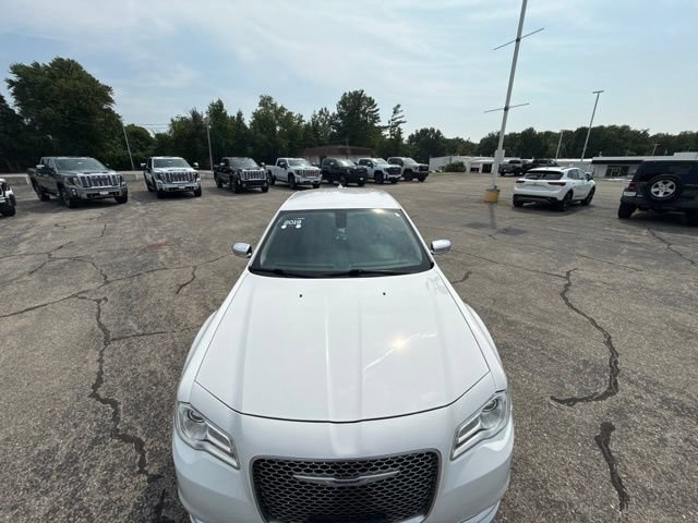 Used 2019 Chrysler 300 Touring w/ Chrome Appearance Package RWD image 10