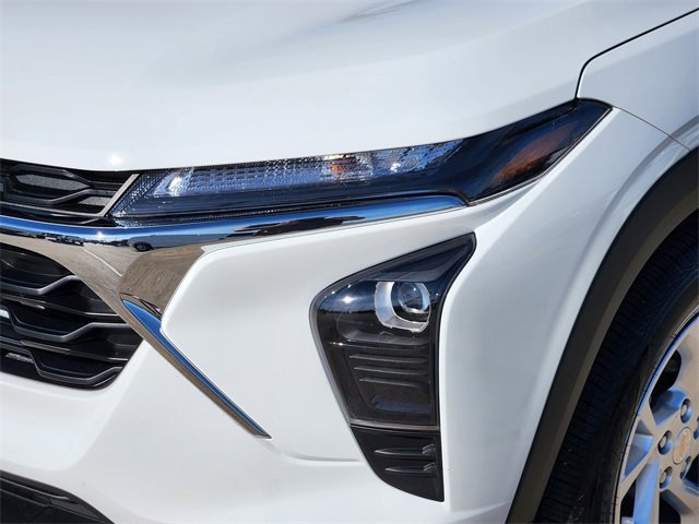 Used 2025 Chevrolet Trax LS w/ LS Convenience Package image 9