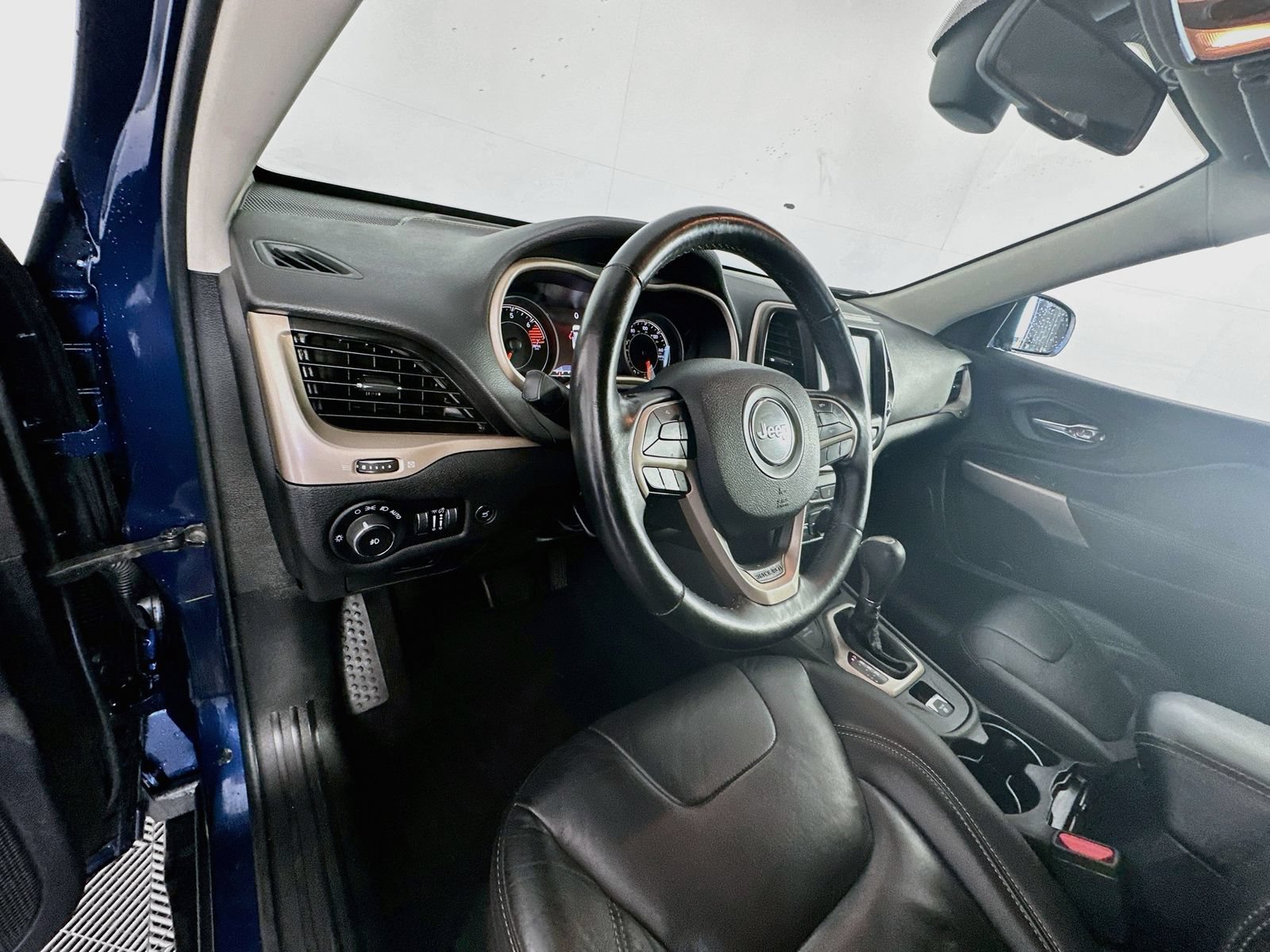 Used 2018 Jeep Cherokee Limited AWD/4WD image 9