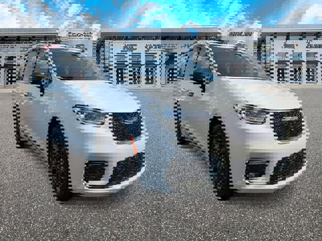 Used 2024 Chrysler Pacifica Touring-L w/ Road Tripper Package image 2