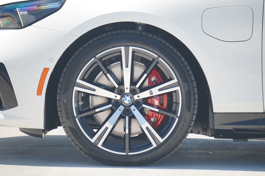 Used 2026 BMW 550e xDrive w/ Premium Package AWD/4WD image 5