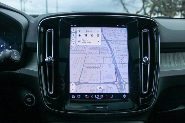 Used 2025 Volvo XC40 B5 Plus image 22