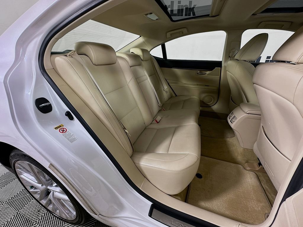 Used 2015 Lexus ES 350 w/ Ultra Luxury Package FWD image 34