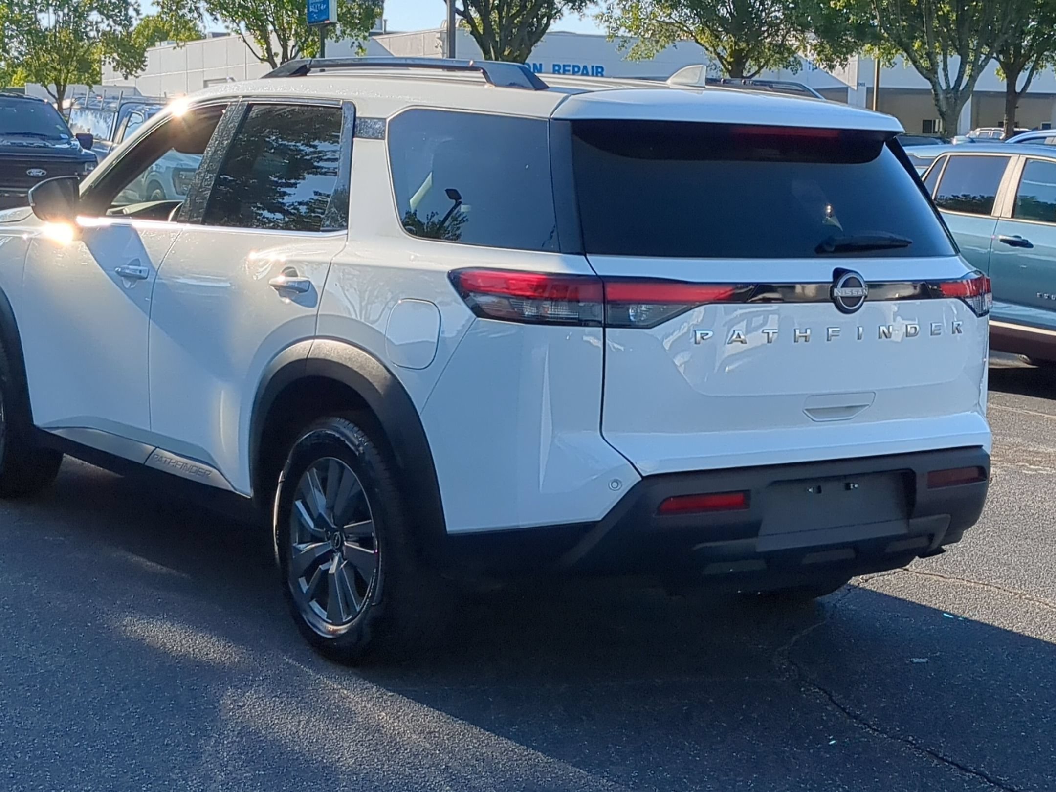 Used 2025 Nissan Pathfinder SV FWD image 8