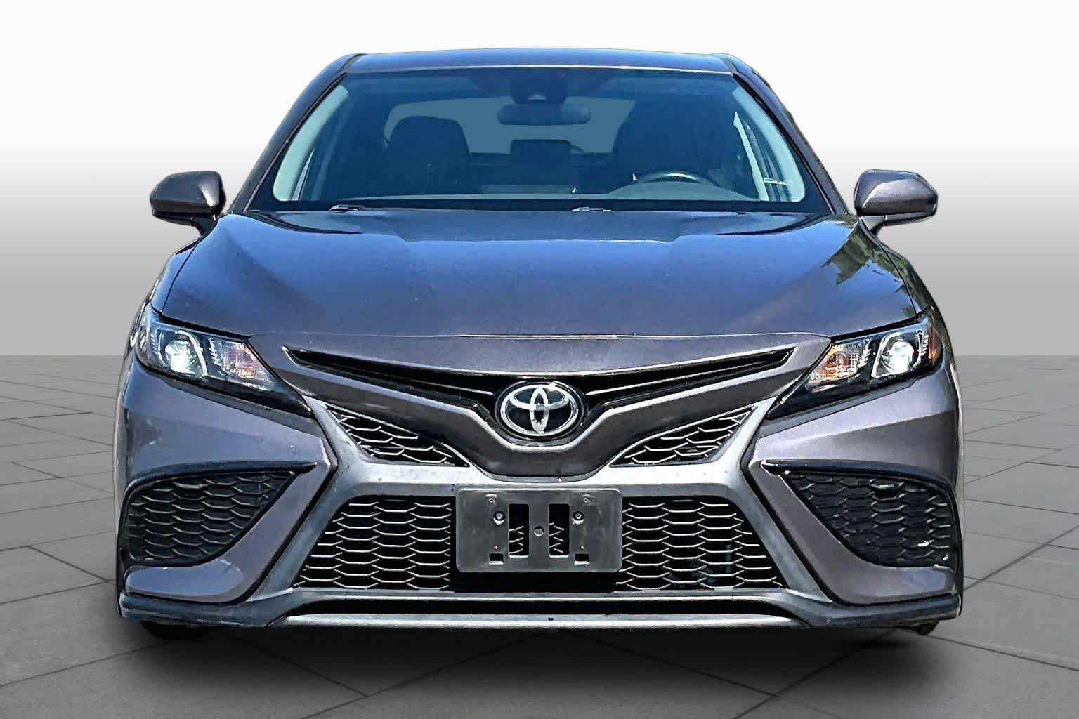 Used 2021 Toyota Camry SE FWD image 3
