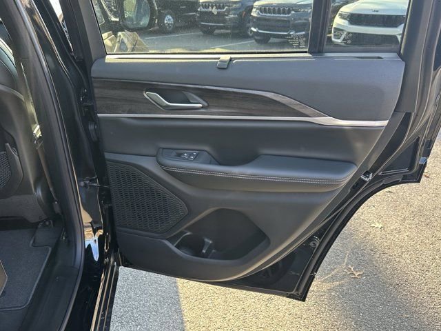 New 2025 Jeep Grand Cherokee Limited w/ Luxury Tech Group II image 16