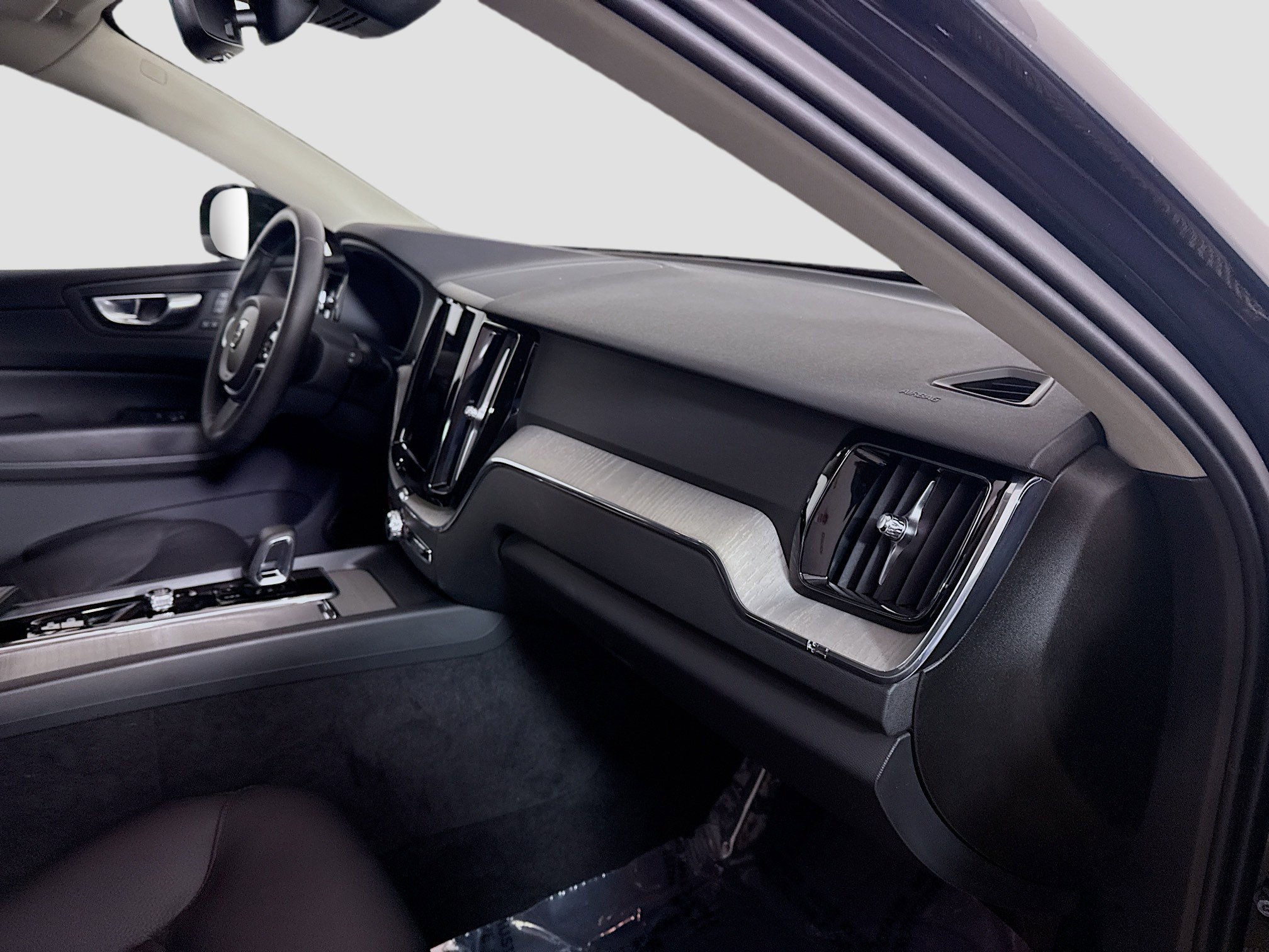 Used 2025 Volvo XC60 B5 Plus image 30