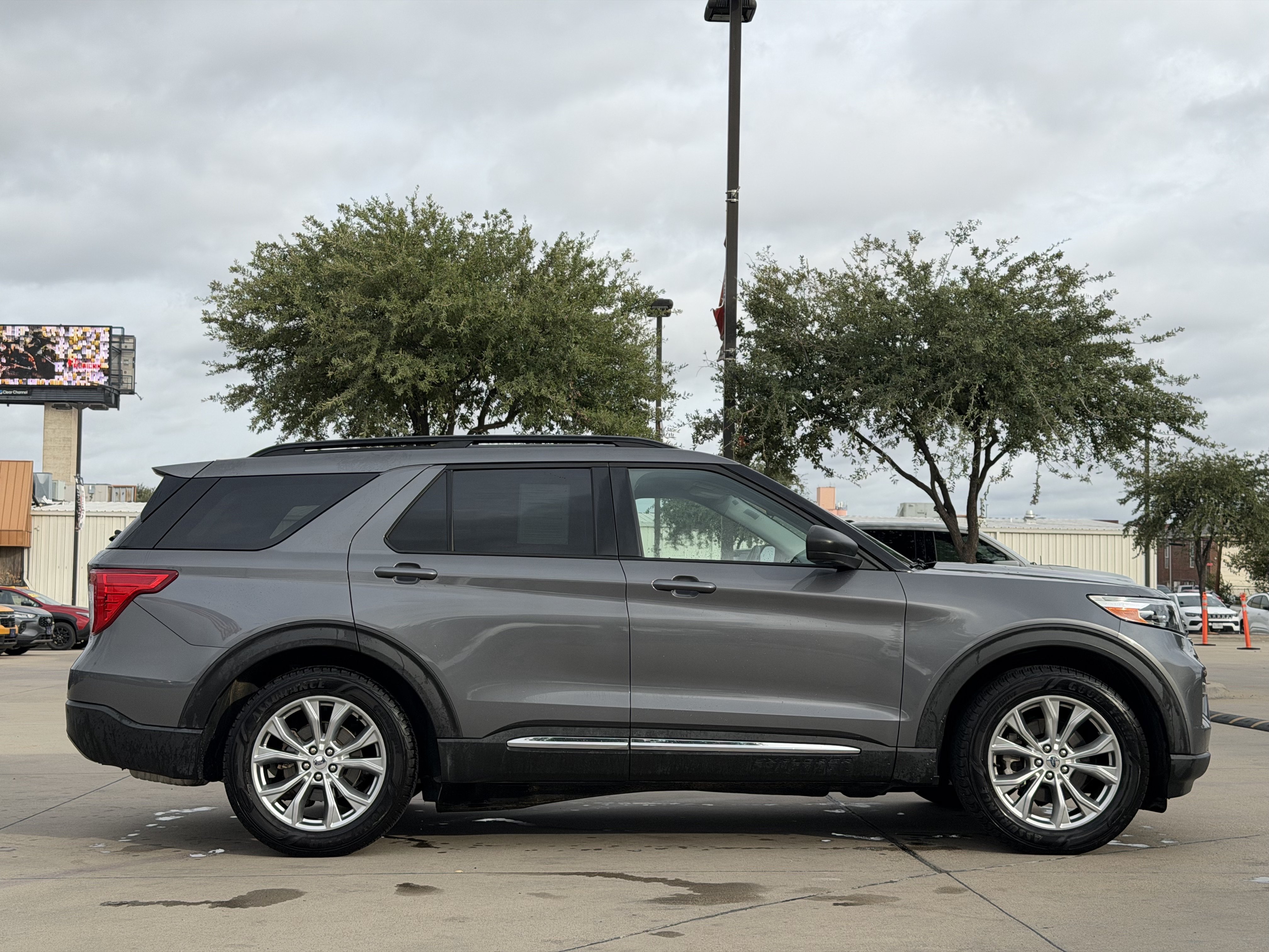 Used 2021 Ford Explorer XLT w/ Equipment Group 202A RWD image 3