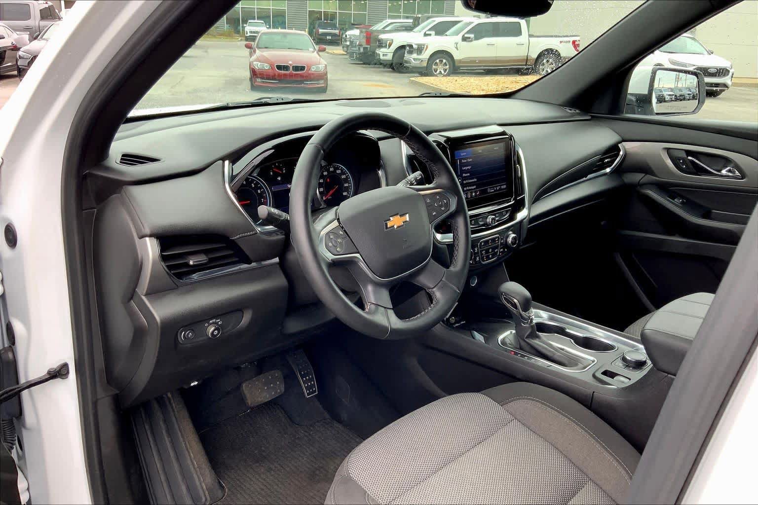 Used 2023 Chevrolet Traverse LT w/ Rear Camera Mirror Package image 17