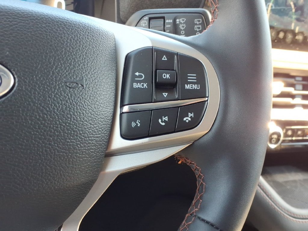 Used 2025 Ford Explorer Active AWD/4WD image 29