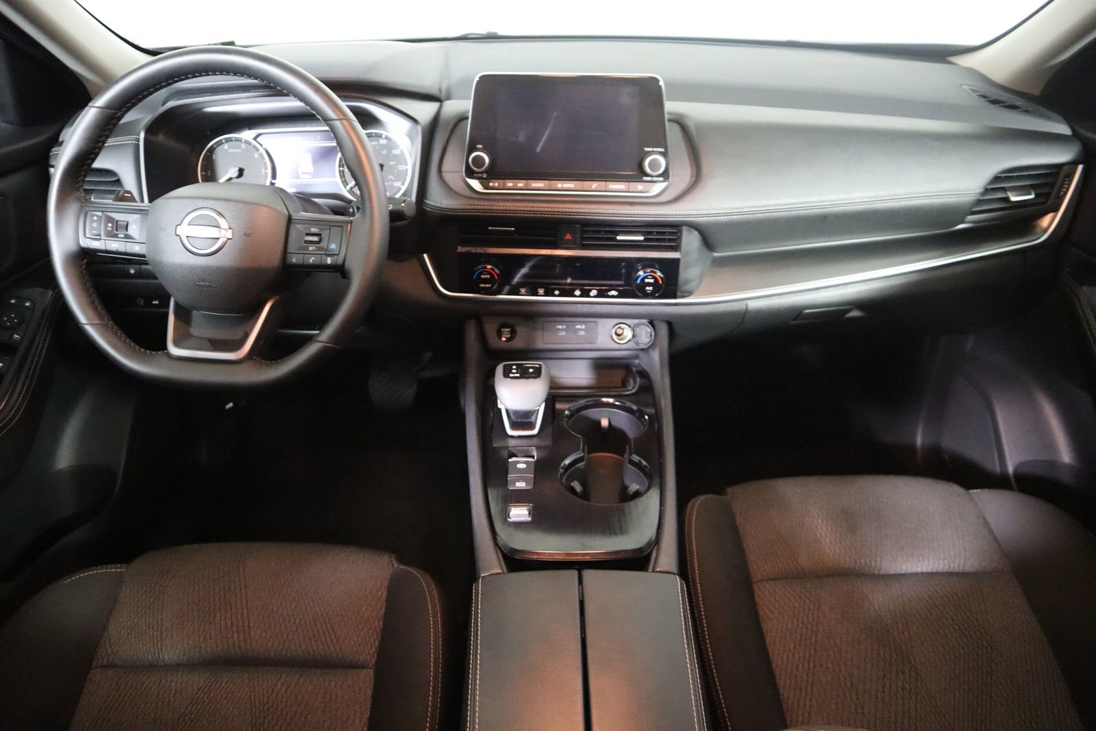 Used 2025 Nissan Rogue SV image 39