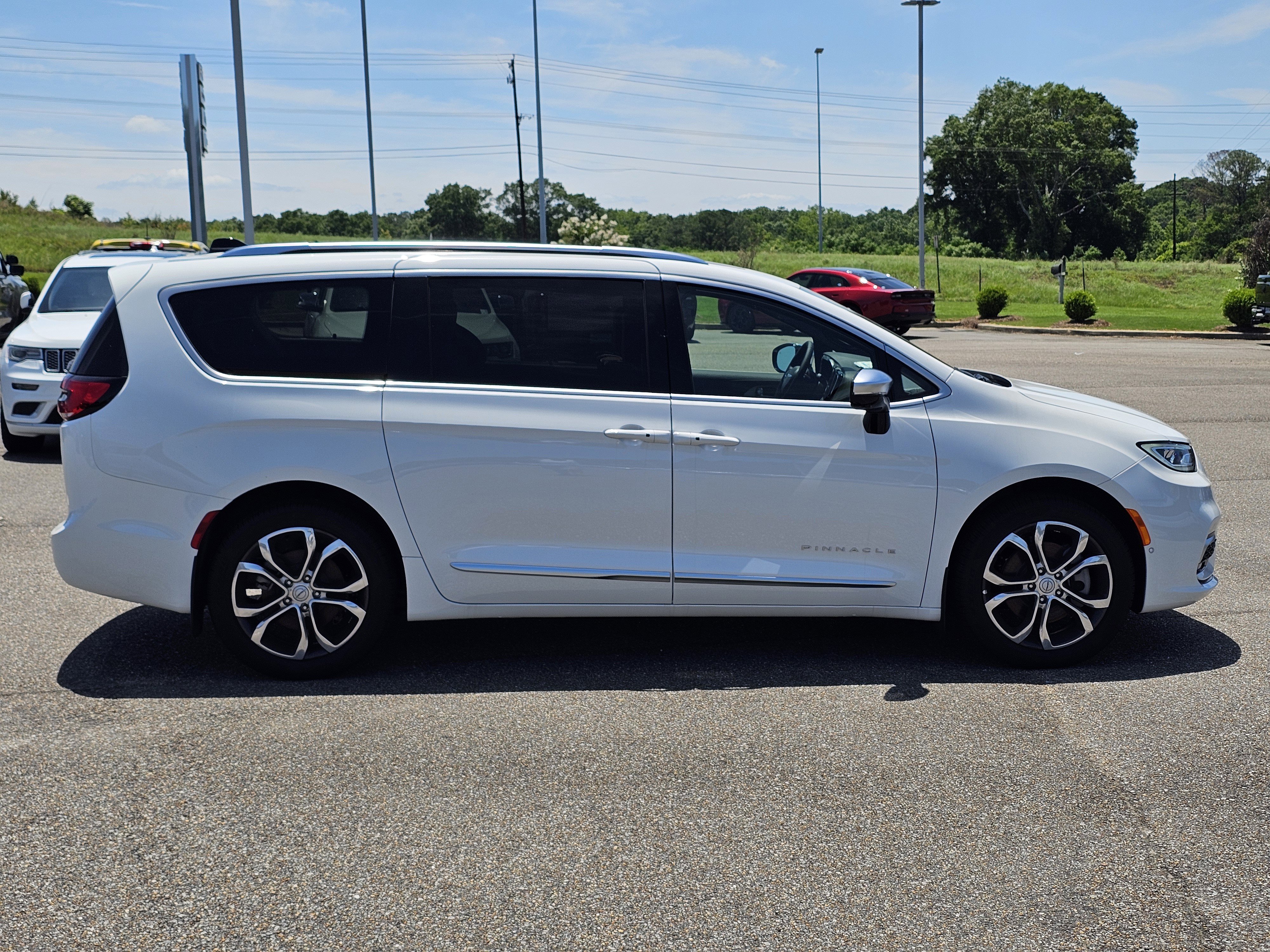 New 2026 Chrysler Pacifica Pinnacle w/ Trailer Tow Group AWD/4WD image 8