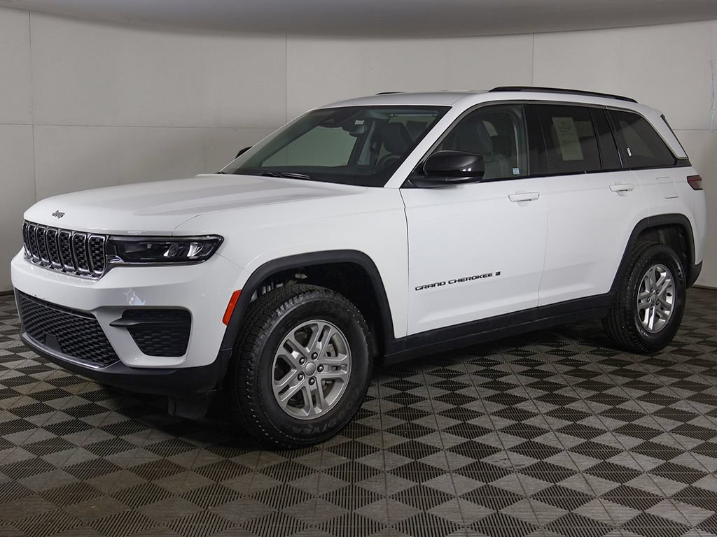 Used 2023 Jeep Grand Cherokee Laredo AWD/4WD image 6