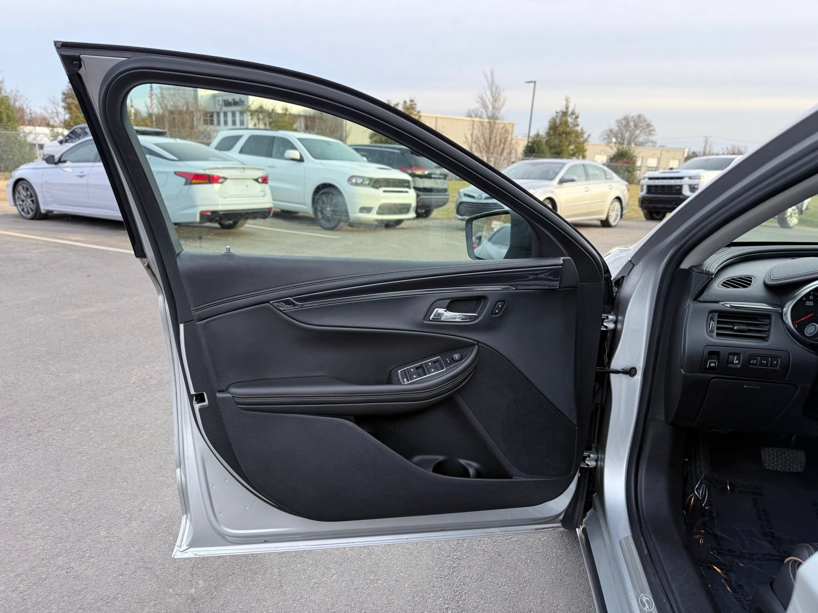 Used 2016 Chevrolet Impala LTZ FWD image 12