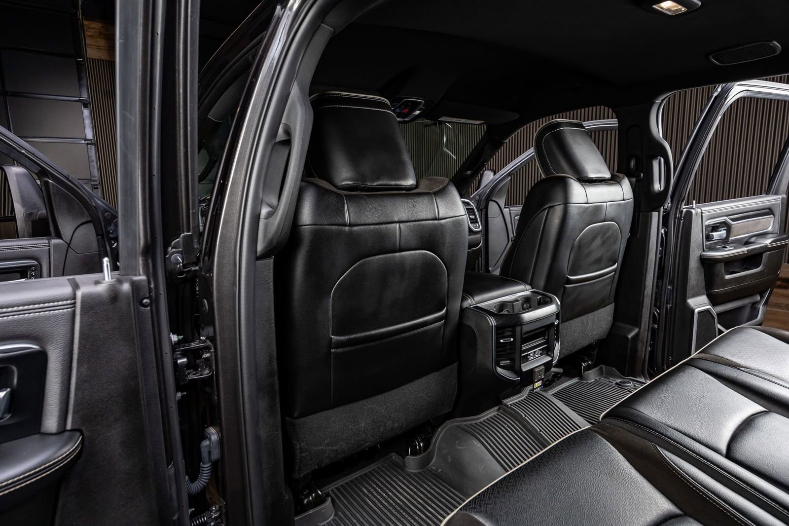 Used 2024 RAM 3500 Laramie w/ Night Edition image 32