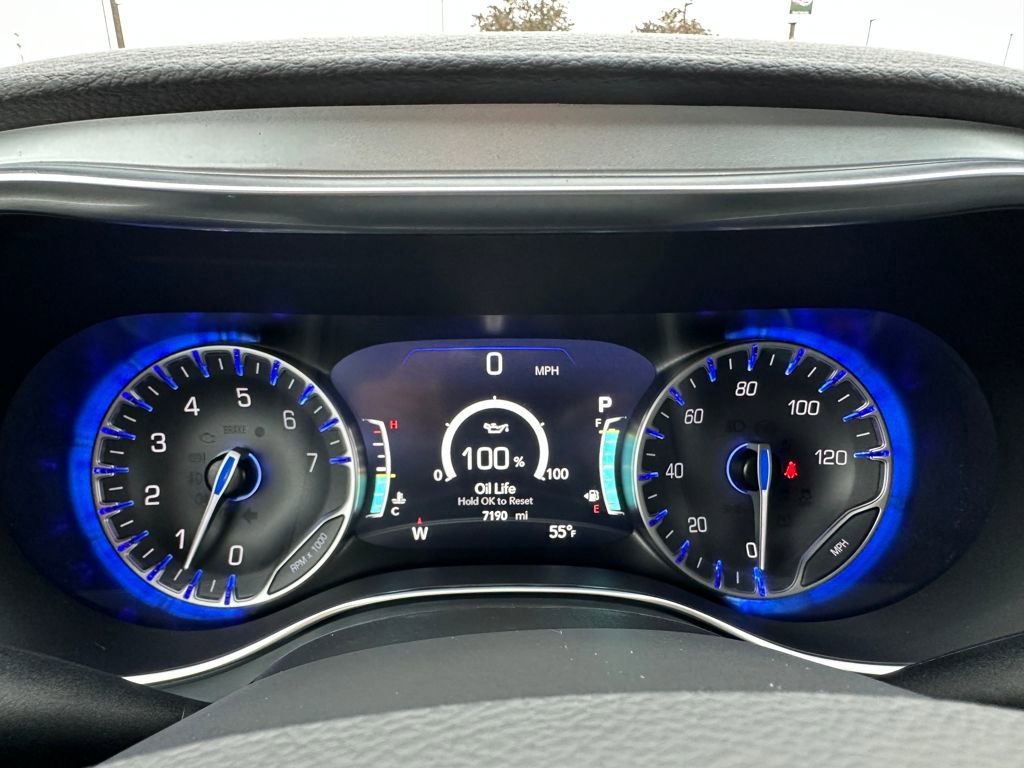 Used 2026 Chrysler Pacifica Limited FWD image 33