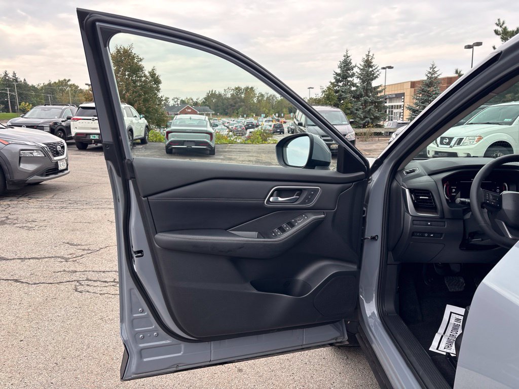 Used 2025 Nissan Rogue Platinum AWD/4WD image 17