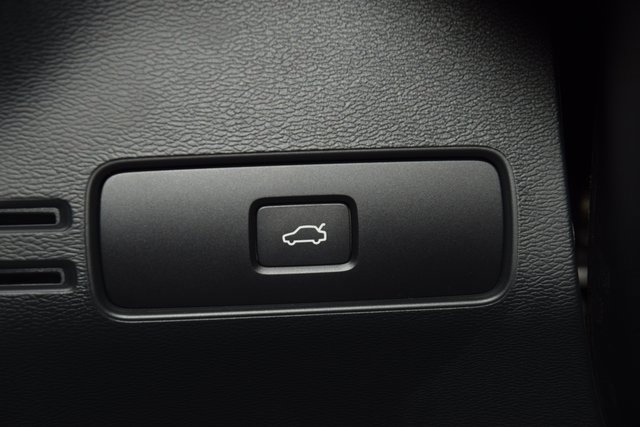 Used 2025 Volvo XC40 B5 Plus image 34