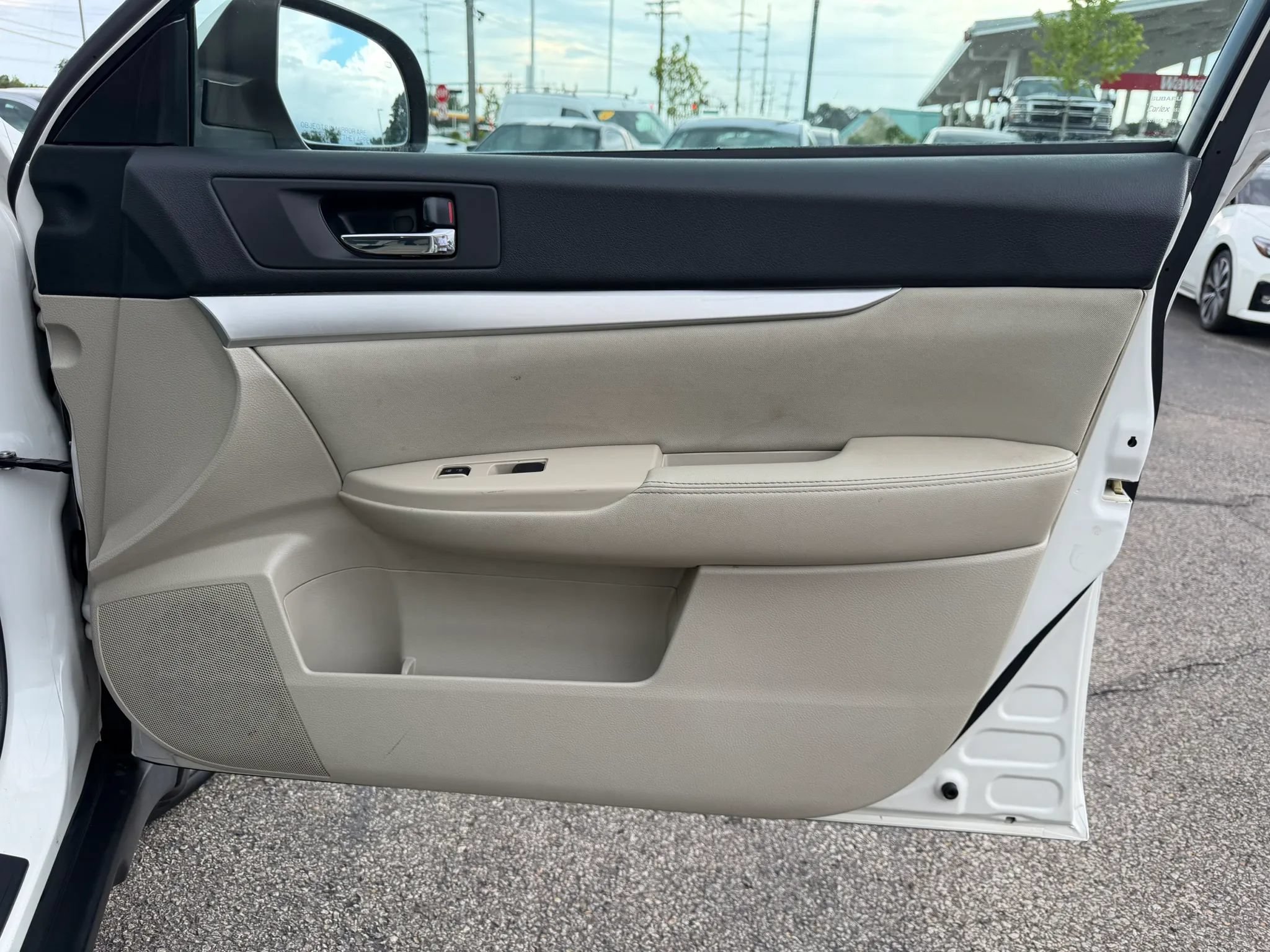 Used 2011 Subaru Outback 2.5i Premium w/ All-Weather Pkg AWD/4WD image 26