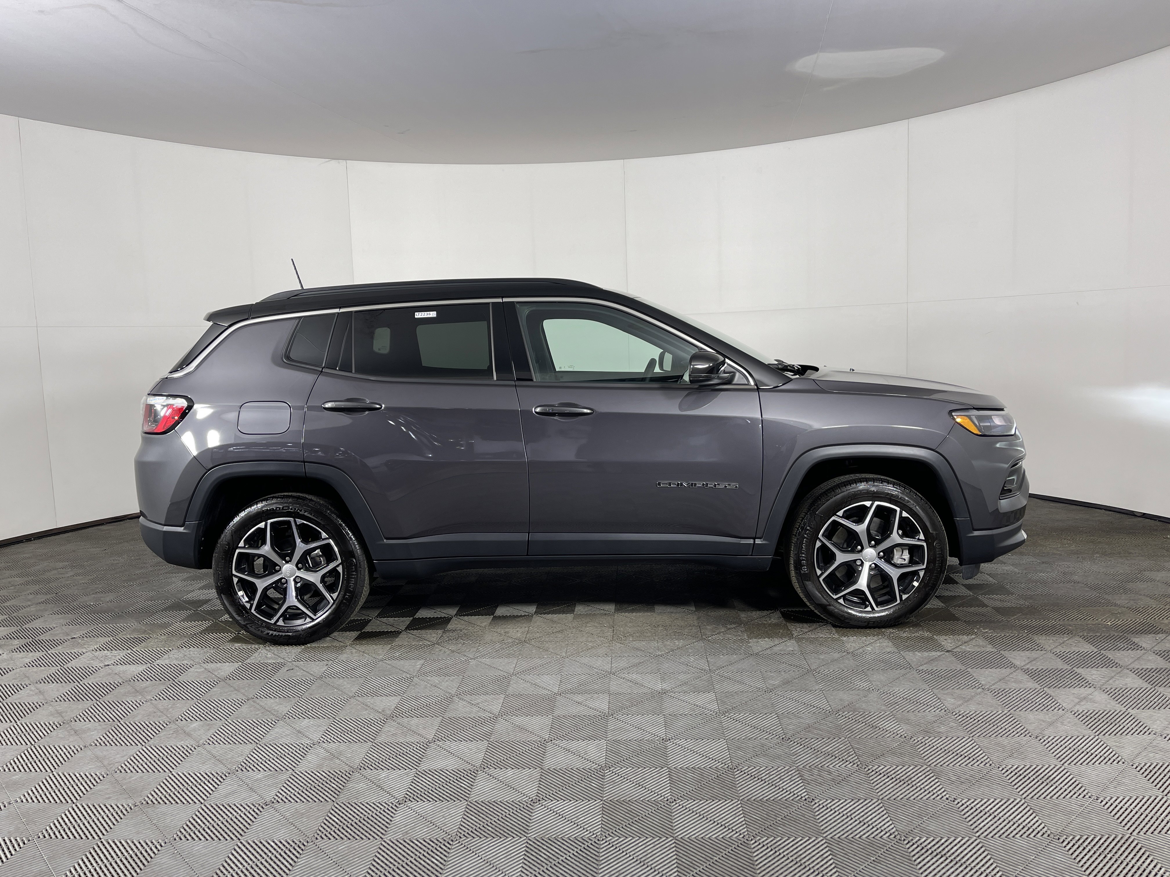 Used 2024 Jeep Compass Limited image 5