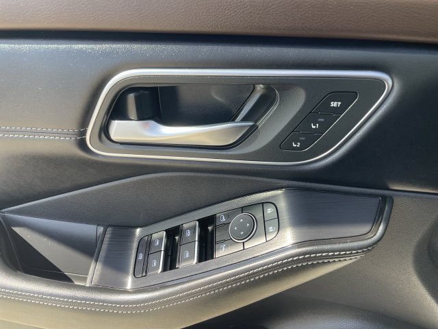 Used 2023 Nissan Rogue Platinum FWD image 24