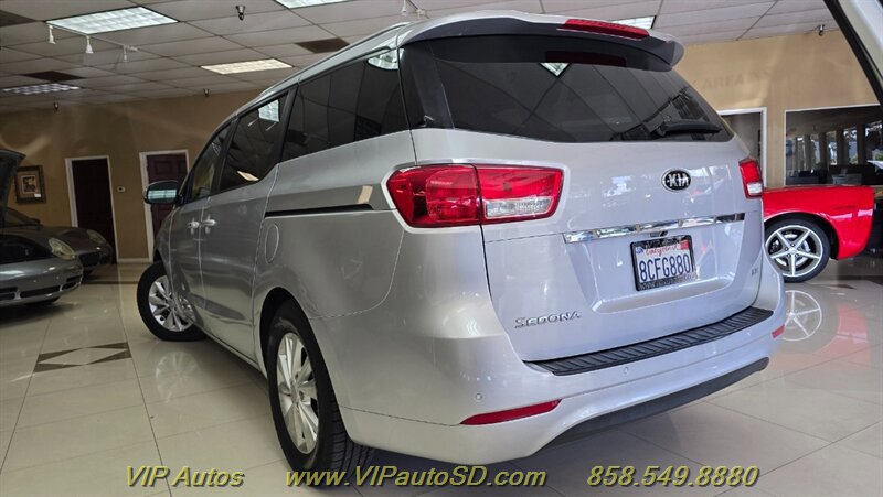 Used 2017 Kia Sedona LX w/ LX Essentials Premium Package FWD image 3