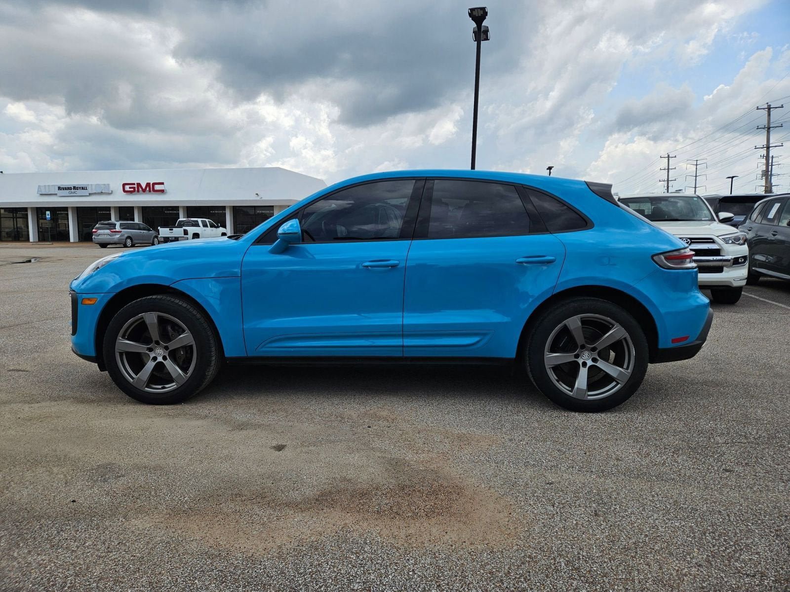 Used 2023 Porsche Macan AWD/4WD image 2