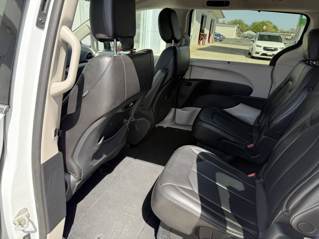 Used 2023 Chrysler Pacifica Touring-L FWD image 12