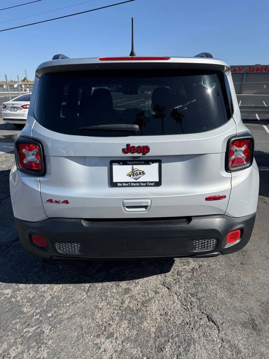 Used 2018 Jeep Renegade Latitude w/ Popular Equipment Group image 5