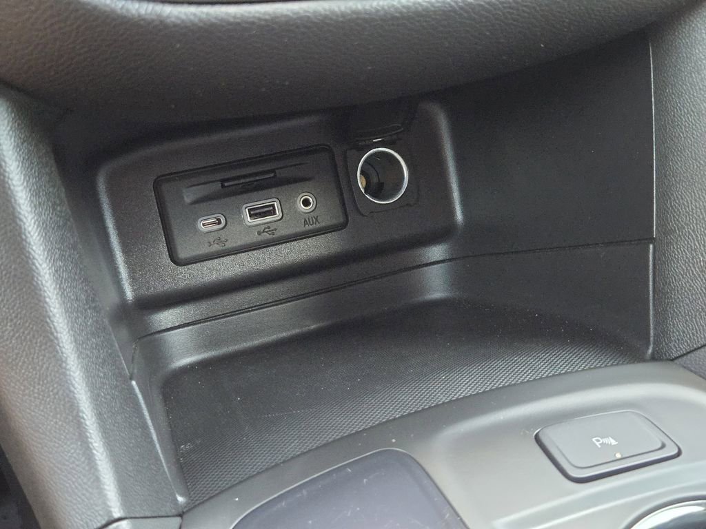 Used 2022 Chevrolet Equinox RS w/ RS Leather Package FWD image 19