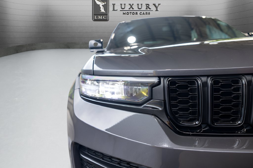 Used 2023 Jeep Grand Cherokee Altitude AWD/4WD image 13