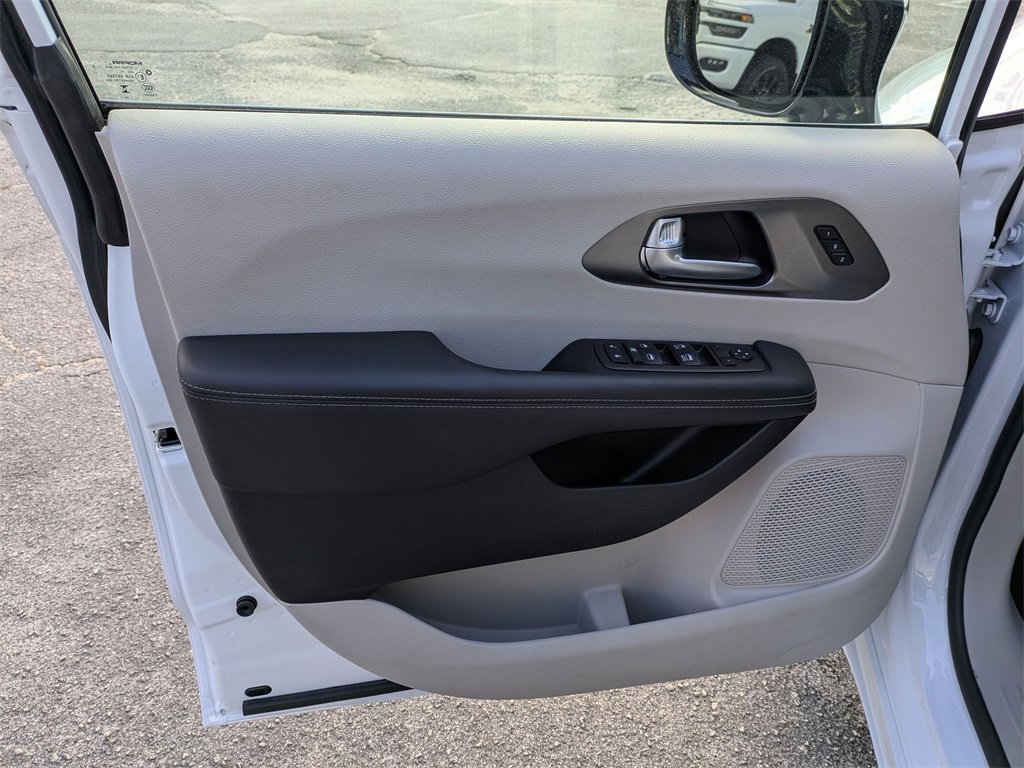 Used 2024 Chrysler Pacifica Touring-L image 13